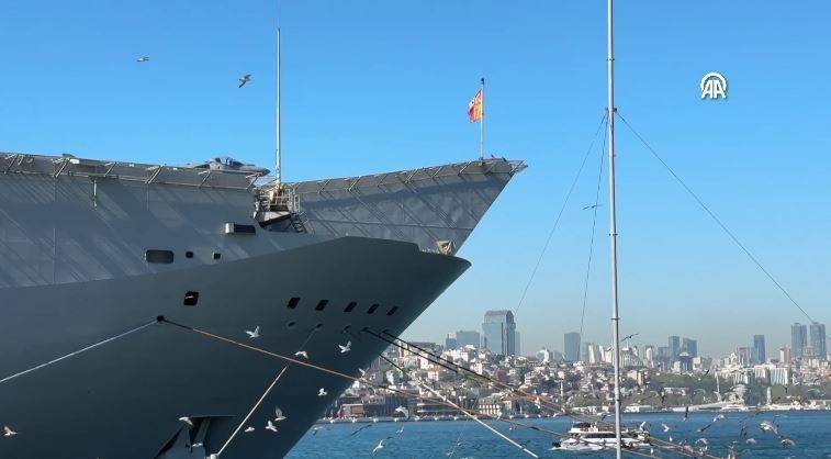 Juan Carlos amfibi hücum gemisi İstanbul'da! TGC Anadolu gemisine benziyor 9